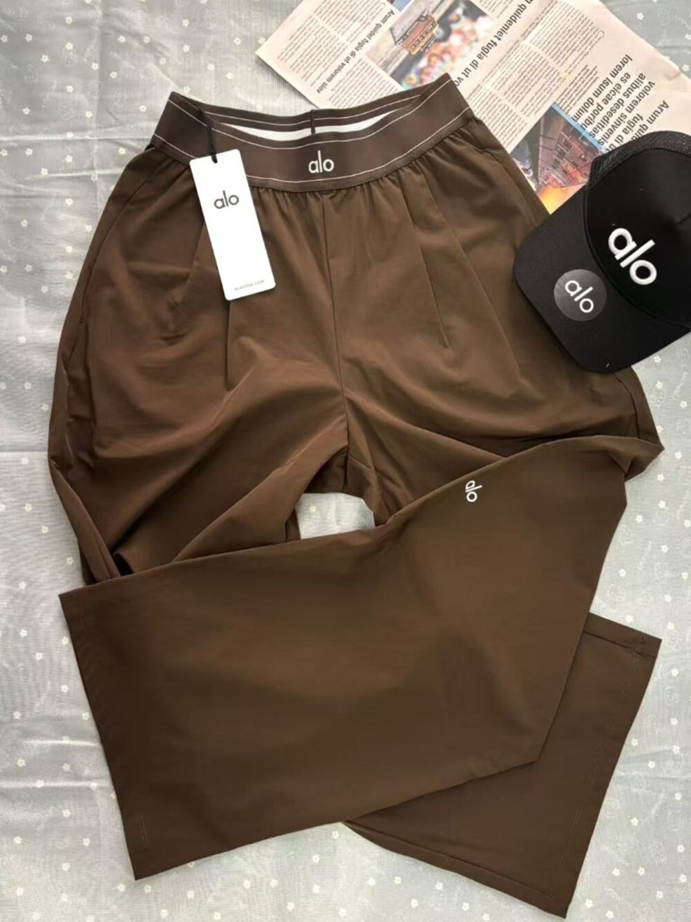 Brand new ALO Yoga versatile yoga pants coffee color 🌿 Regular size 30”